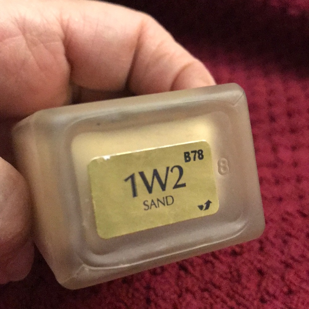 Sand. Estée Lauder Foundation - Picture 4 of 5